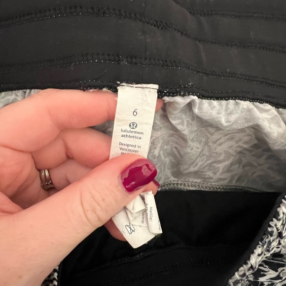 Lululemon Capri sz 6 - Picture 2 of 2
